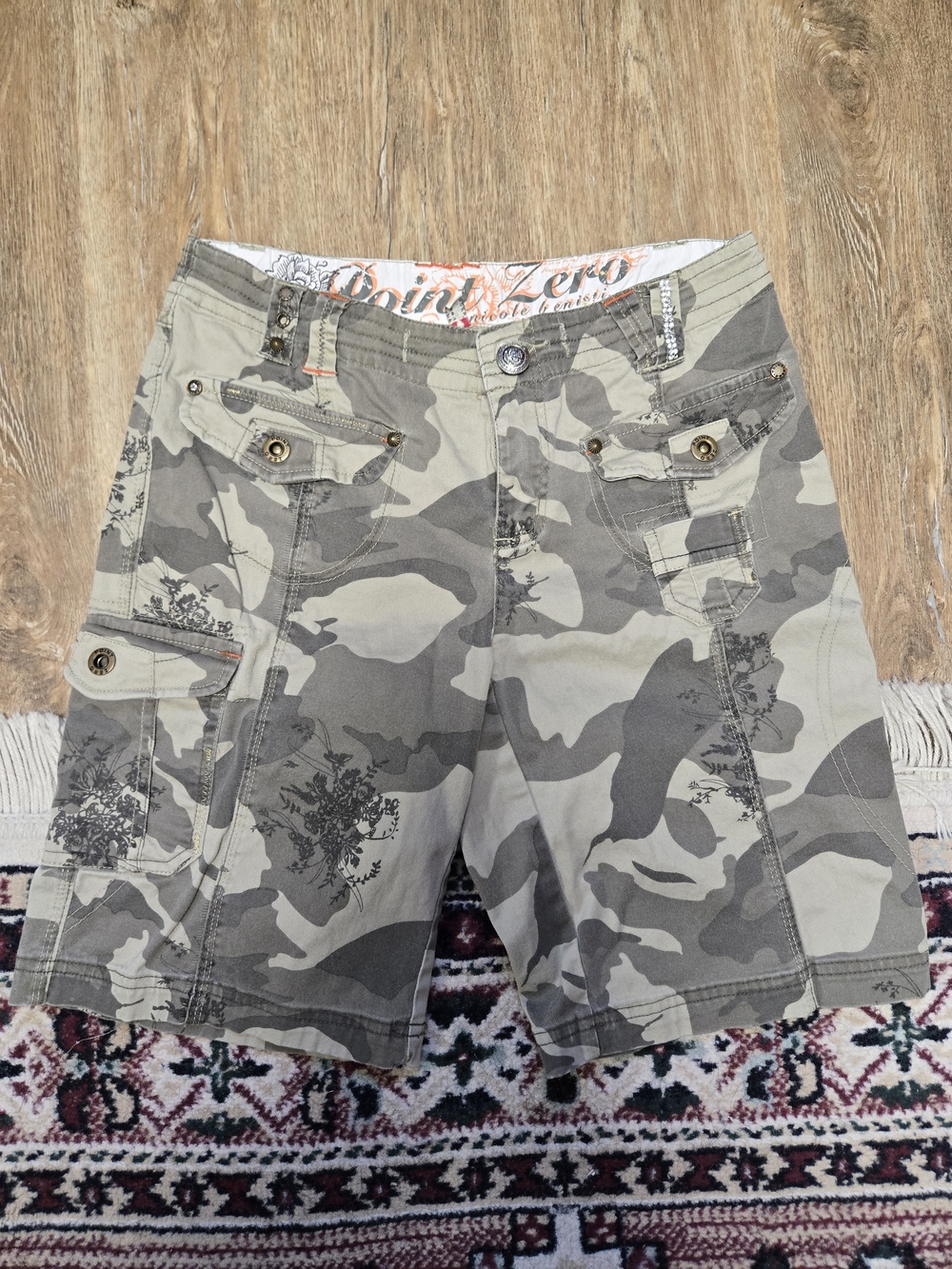Point Zero Camo Cargo Shorts w/ Floral Print, Sz 4 US / 5 CAN